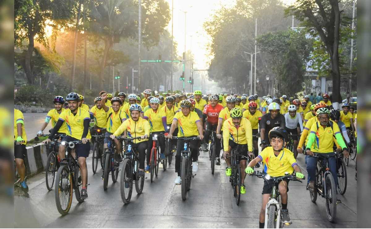 फिट इंडिया मूवमेंट: मुंबई की सड़कों पर मनसुख मांडविया ने चलाई साइकिल, बोले स्वस्थ समाज से ही समृद्ध राष्ट्र का निर्माण